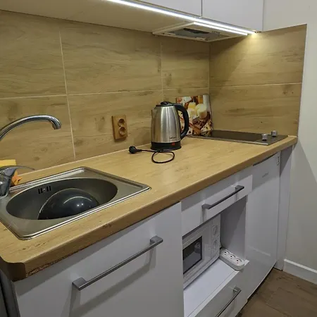 затишна близько залізничного вокзалу * Львів