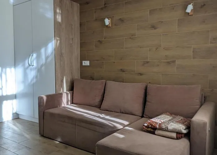 затишна близько залізничного вокзалу * Львів